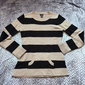 ⭐️⭐️⭐️Y2K Rue 21 tan and black long sleeve sweater size XLarge